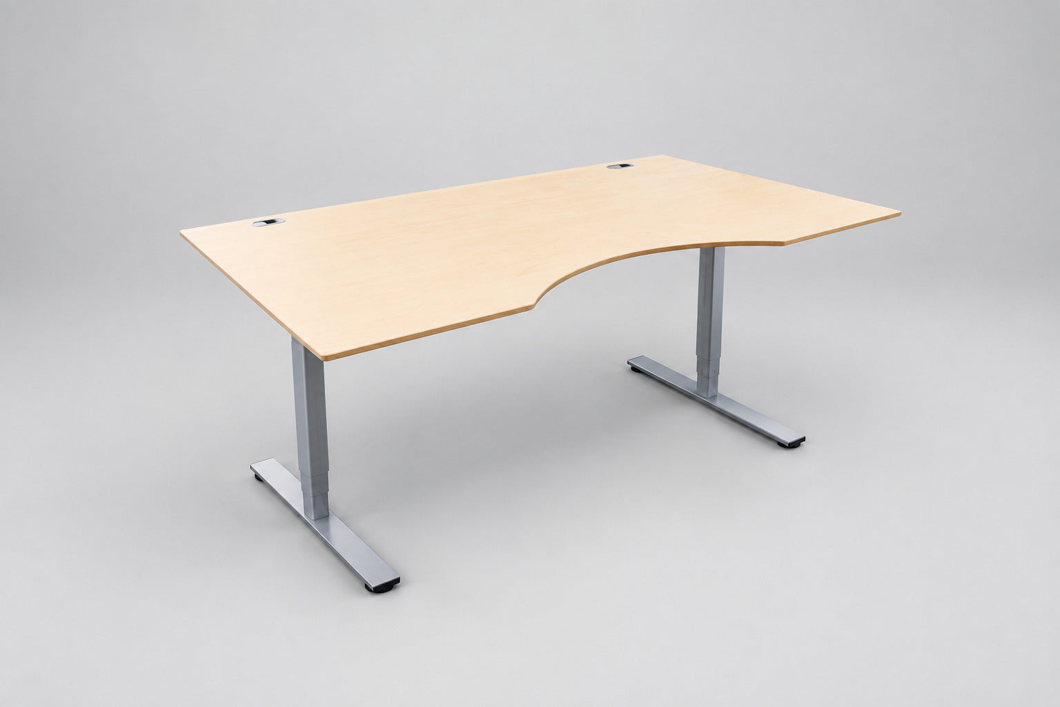 Dencon hæve-sænkebord 180x100 cm i ahornfinér med mavebue og gråt LINAK stel – skrå vinkel